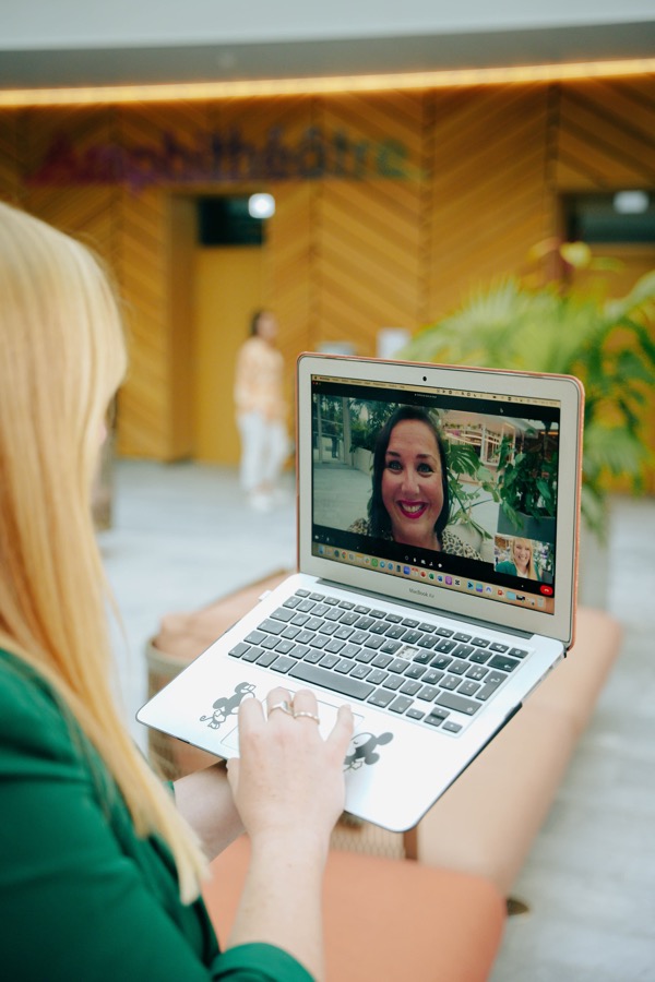 Delphine en appel visio avec une cliente
