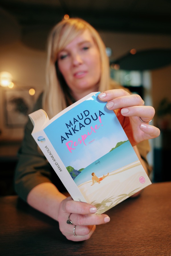 Delphine avec le livre Respire de Maud Ankaoua